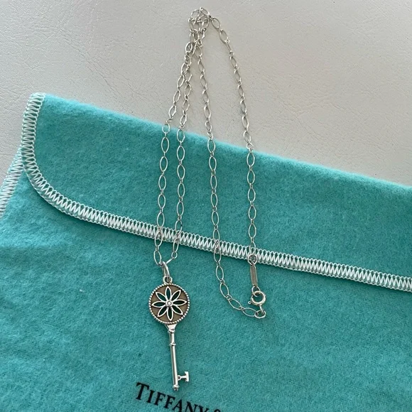Tiffany & Co daisy key necklace - Picture 9 of 9